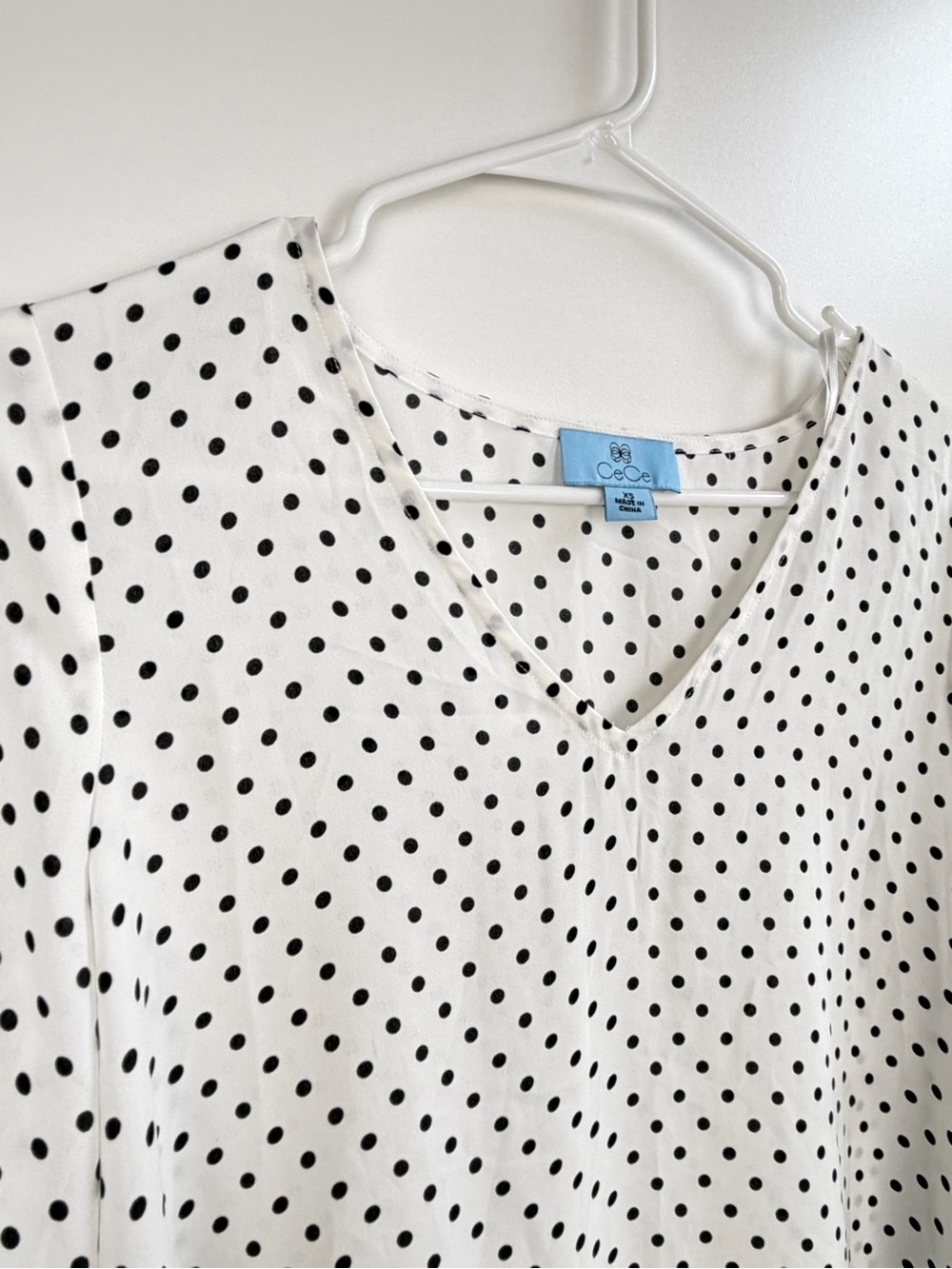 CeCe Polka Dot Tie Sleeve Blouse Top XS NWT - Picture 4 of 9